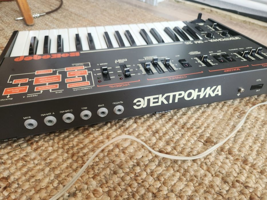 Rar - Elektronika EM-26  un sintetizator analogic