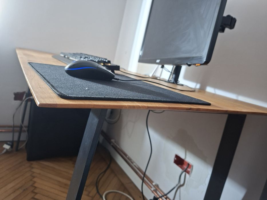 Birou din lemn cu picioare de metal