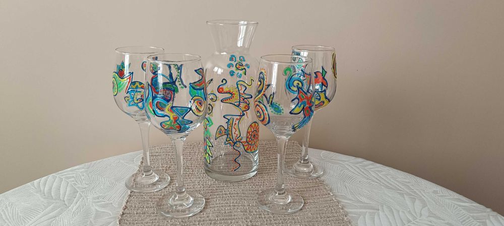 Сервиз от четири чаши за вино с гарафа.