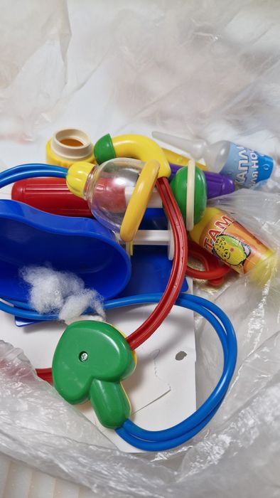 Отдам даром игрушки и книжки