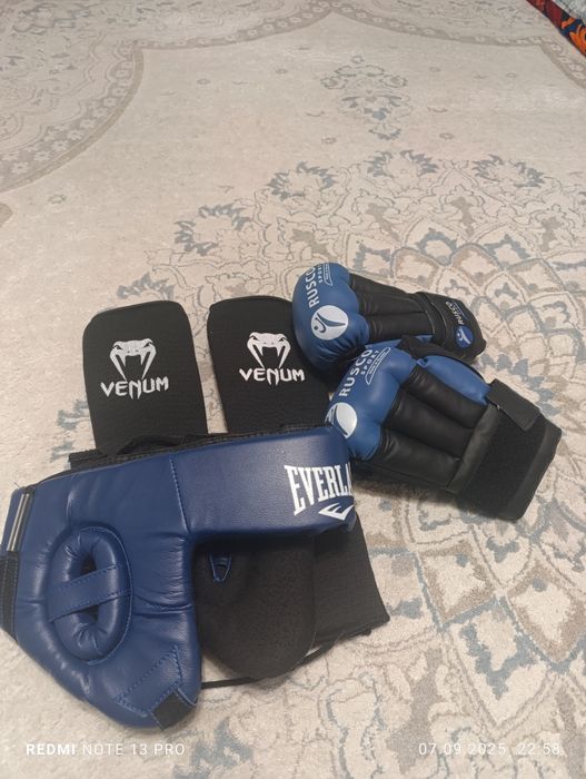 Шлем,шингеры, наколенники