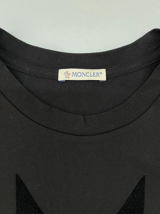 S черна мъжка тениска Moncler с флок принт