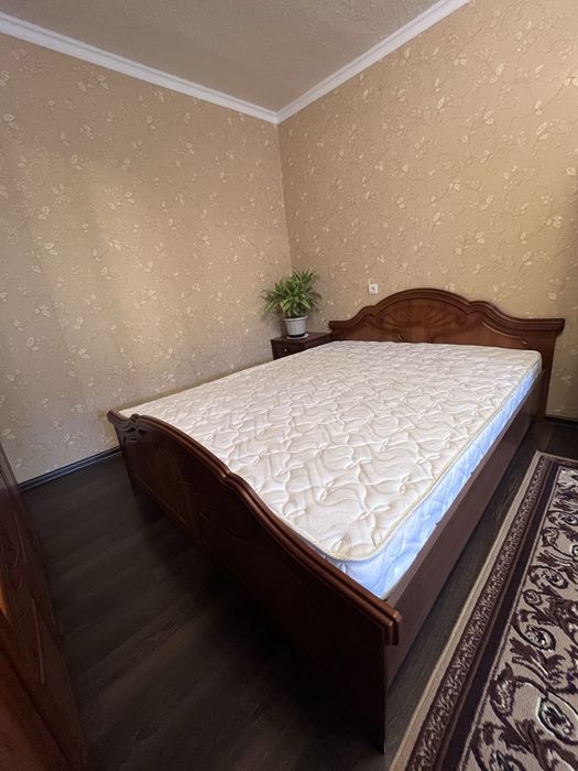 Продам кровать и две тумбочки