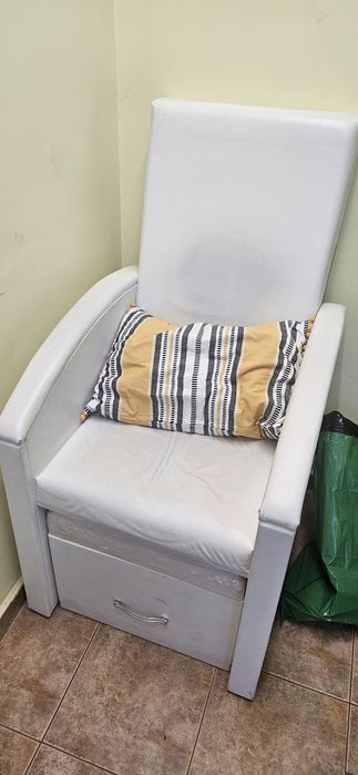 Стол за педикюр с удобна поставка