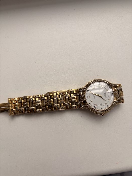 Продам золотые часы с бриллиантами