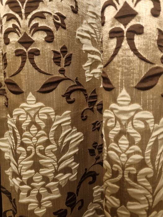 Шторы/ портьеры.  Из плотной ткани. На лювкрсах