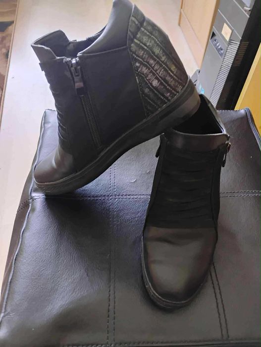 Черни боти със скрита платформа