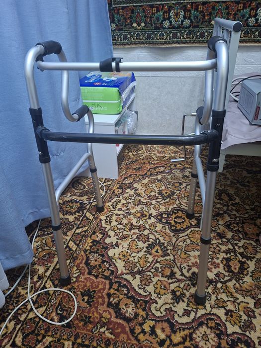 Продам ходунки, и два костыля