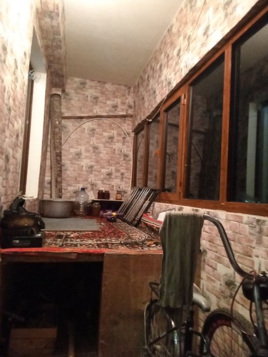 2 etajda 3 xonali kvartira sotiladi