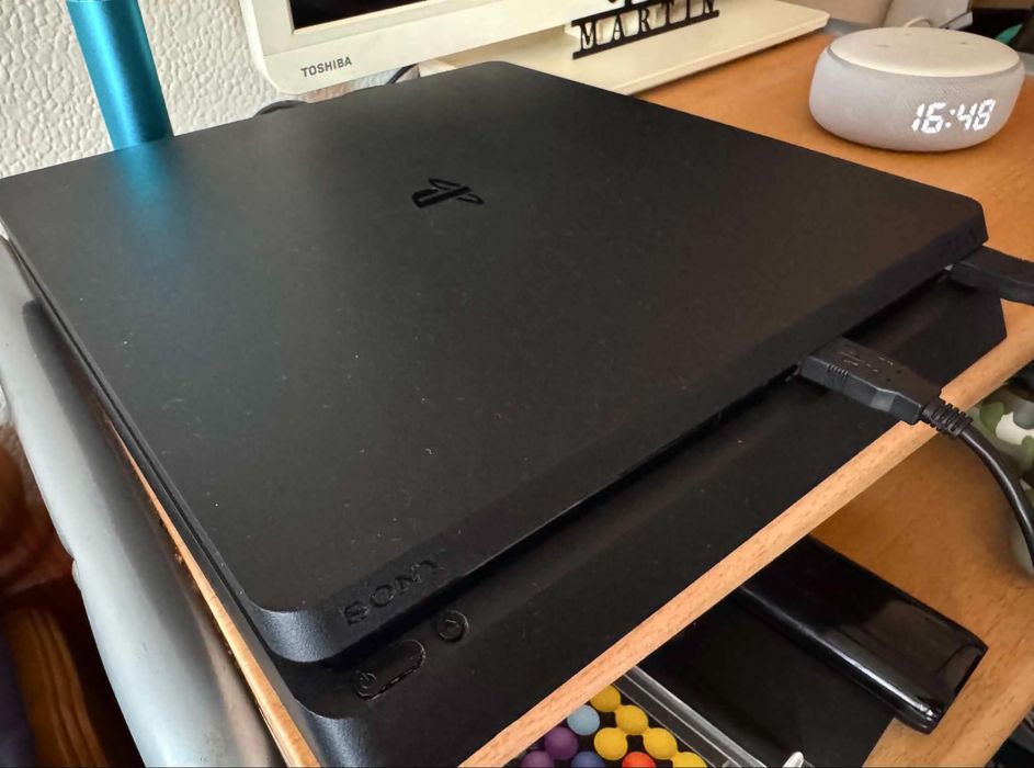 PlayStation 4 slim + 2 джойстика и игри