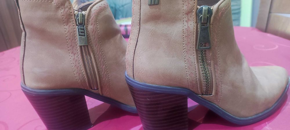 Боти в цвят карамел