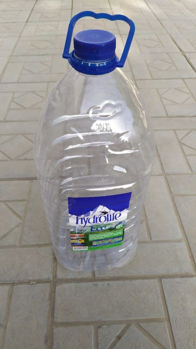 Пустое баклажка чистые от минеральной воды