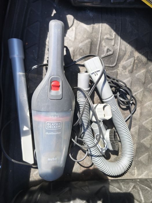 Aspirator pentru autoturism Black + Decker utilizat dar în stare buna