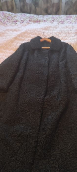 Продам  2 шубы  .