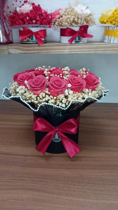 Aranjamente florale din ceară de soia și flori uscate