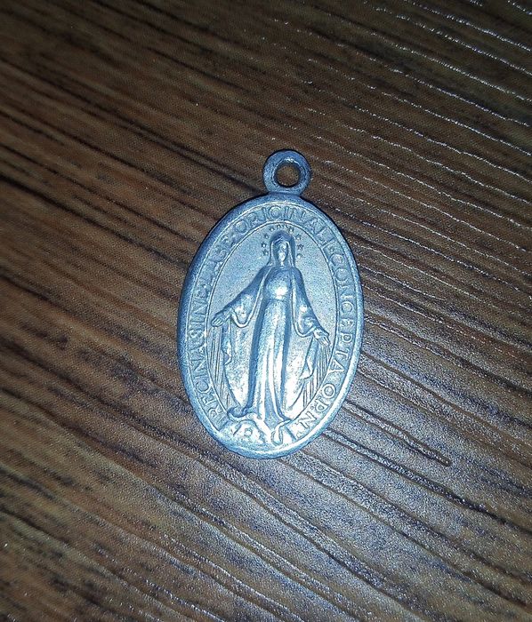 Медальон Девы Марии