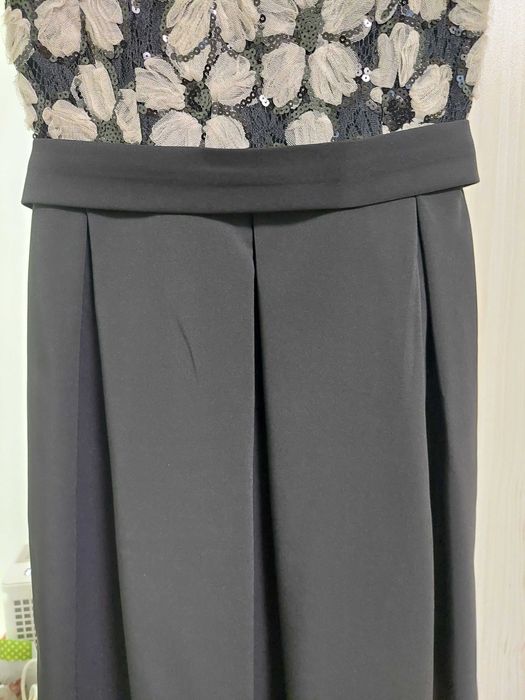 Красива черна рокля с бежови цветя и пайети