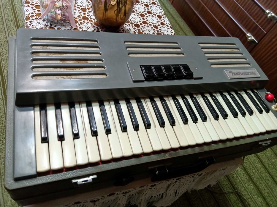 HARMONA -Електрически хармониум - ГДР  48 клавиша/4 октави-Работещ