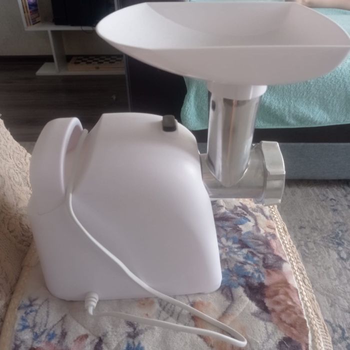 Продам электрическую мясорубку