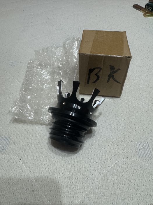 Bușon de rezervor model Crown din aluminiu
