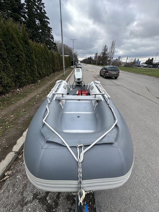 Надуваема лодка с двигател Honda и колесар