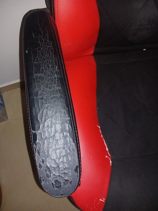 Vand scaun genesis rosu cu negru folosit mult
