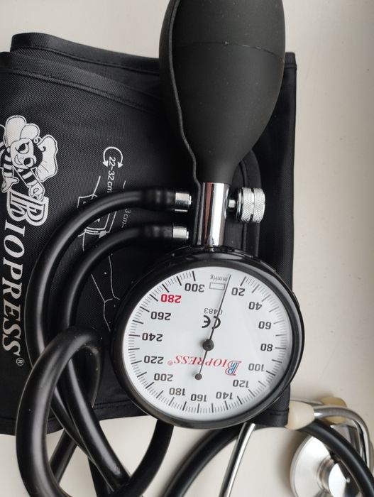 Тонометр и стетоскоп