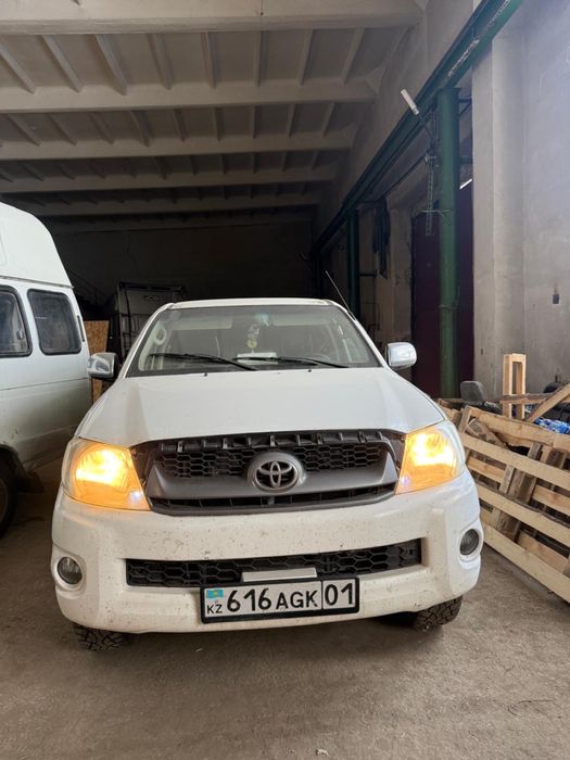 Срочно продам Toyota Hilux2011