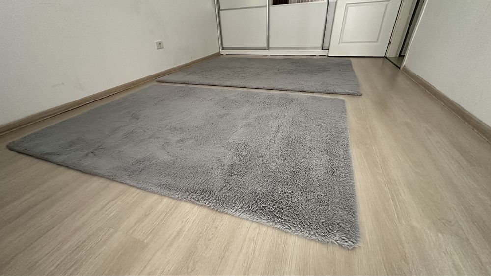 Vand doua covoare pufoase - culoarea gri