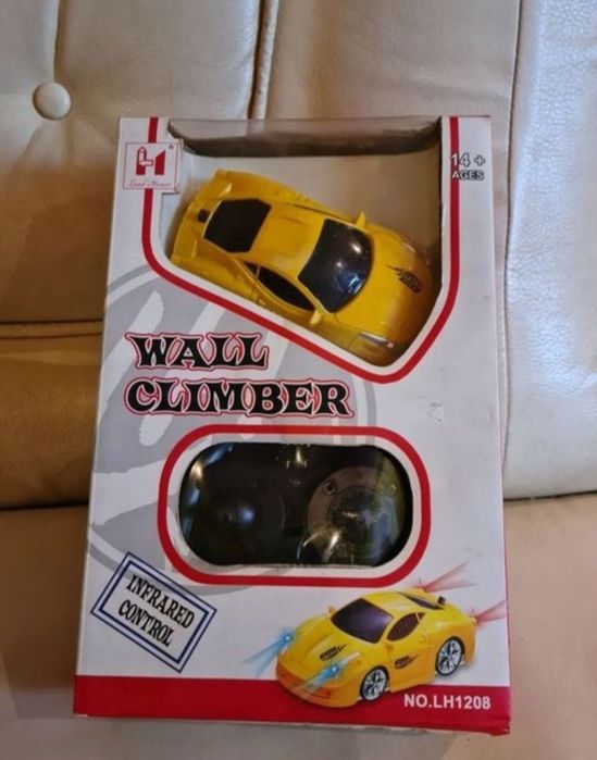 Masinuta cu telecomanda wall climber ( Merge pe tavan )