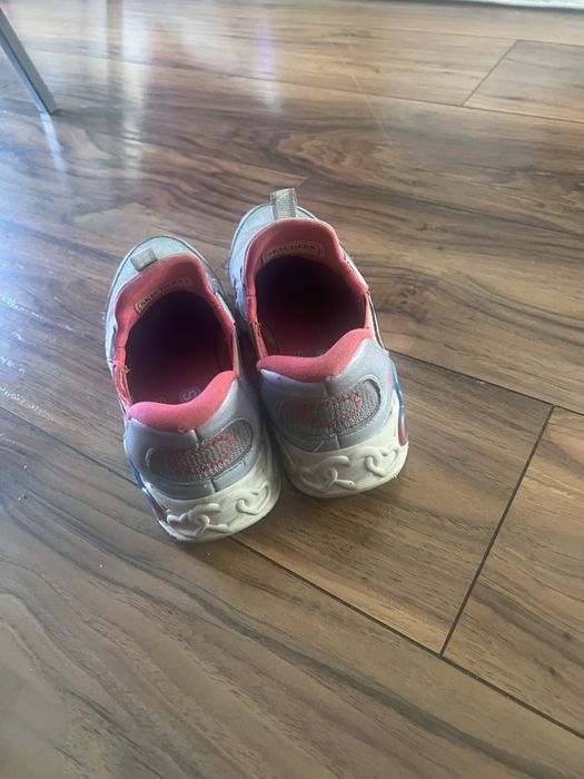 Adidasi Skechers fetite