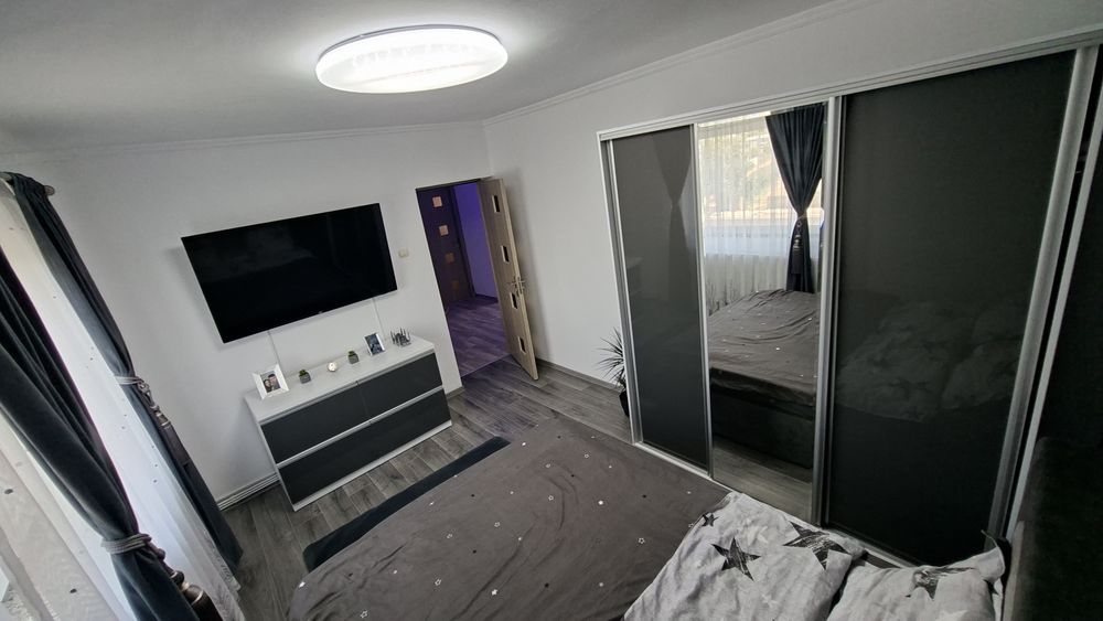 "UNICAT !!! Apartament 3 camere + curte cu camera si loc de parcare
