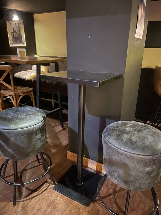 Стол высокий квадратный