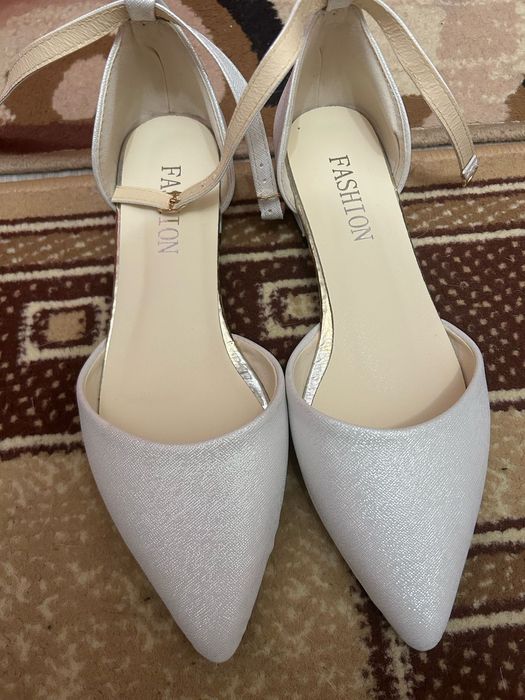 Продам туфли новые 38-39