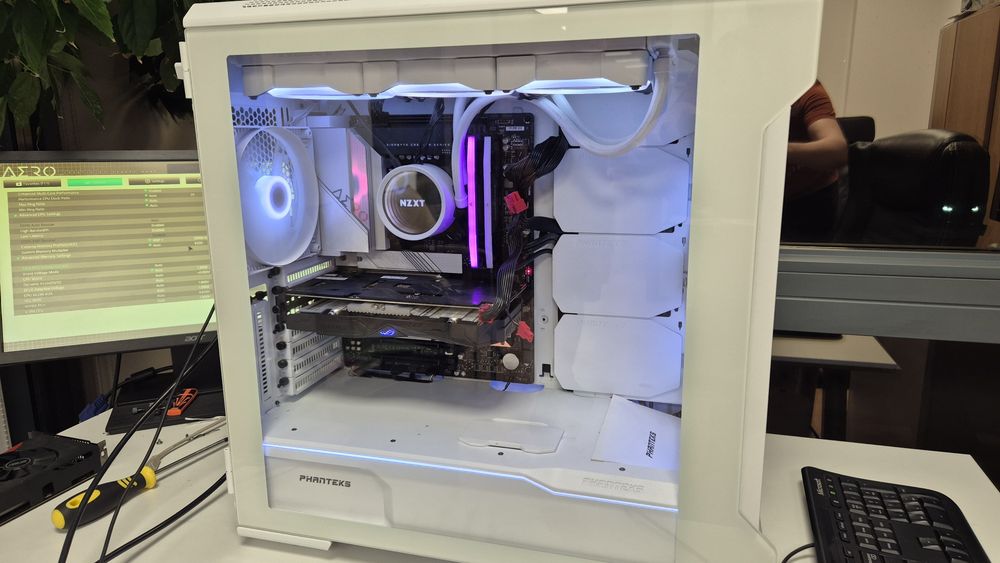 PC i7 12700K + MB Gigabyte Z690 AERO DDR5 + RAM DDR5 32GB  + carcasa Phanteks + sursa Thermaltake 650W