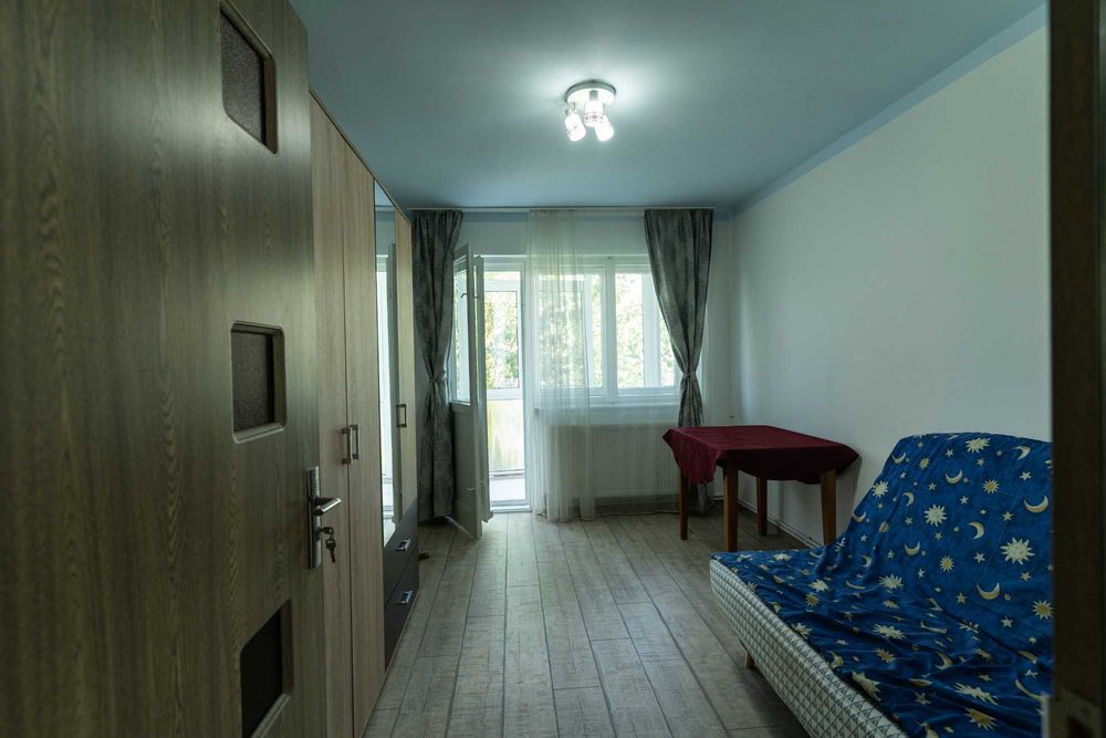 Inchiriez apartament 2 camere, langa piata centrala, renovat complet, aer conditionat