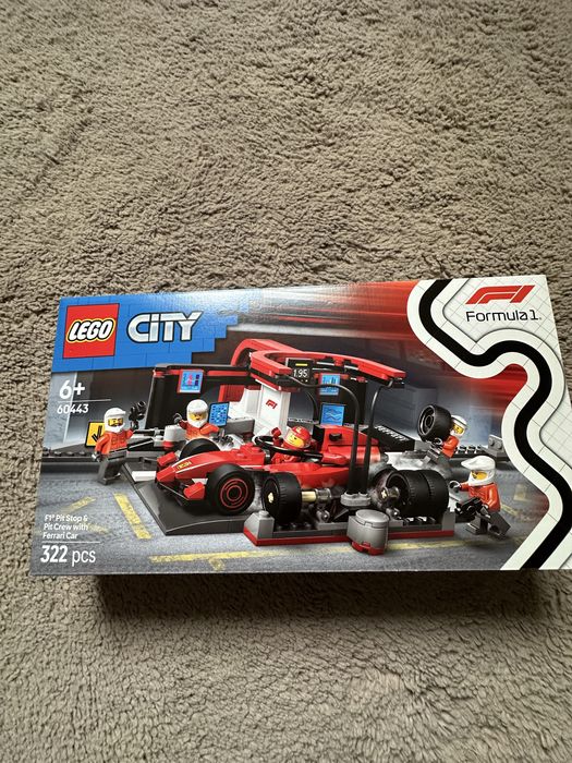 LEGO City Boxă și mecanici F1 cu mașină Ferrari