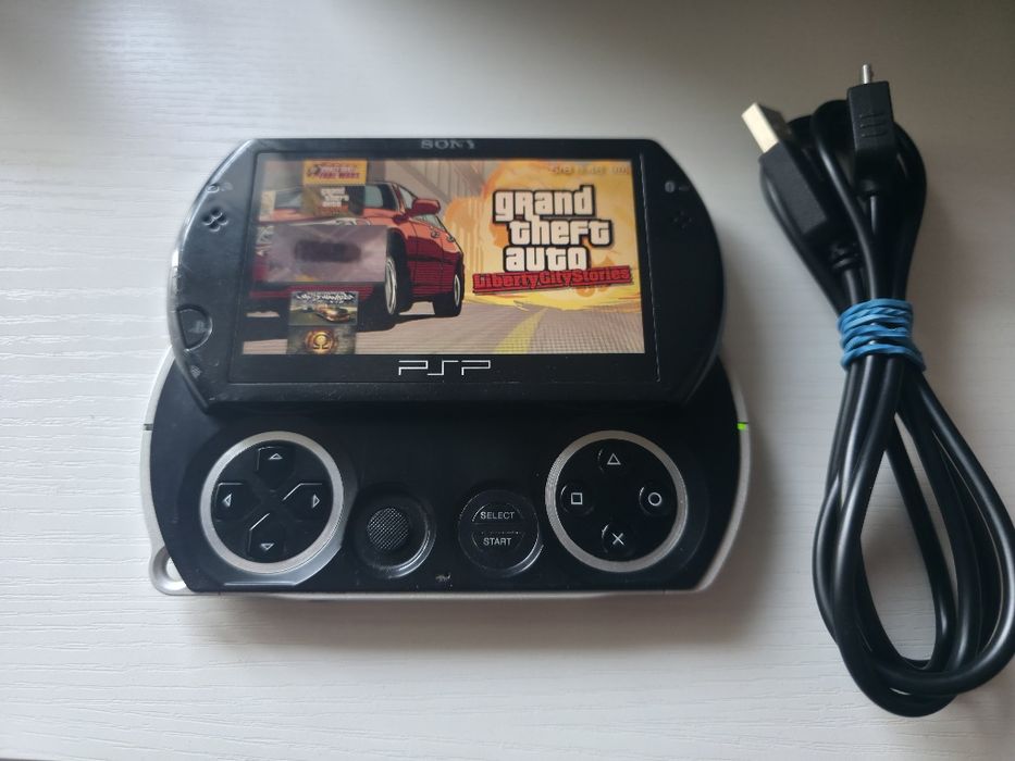 Vând Playstation Portable GO, Negru