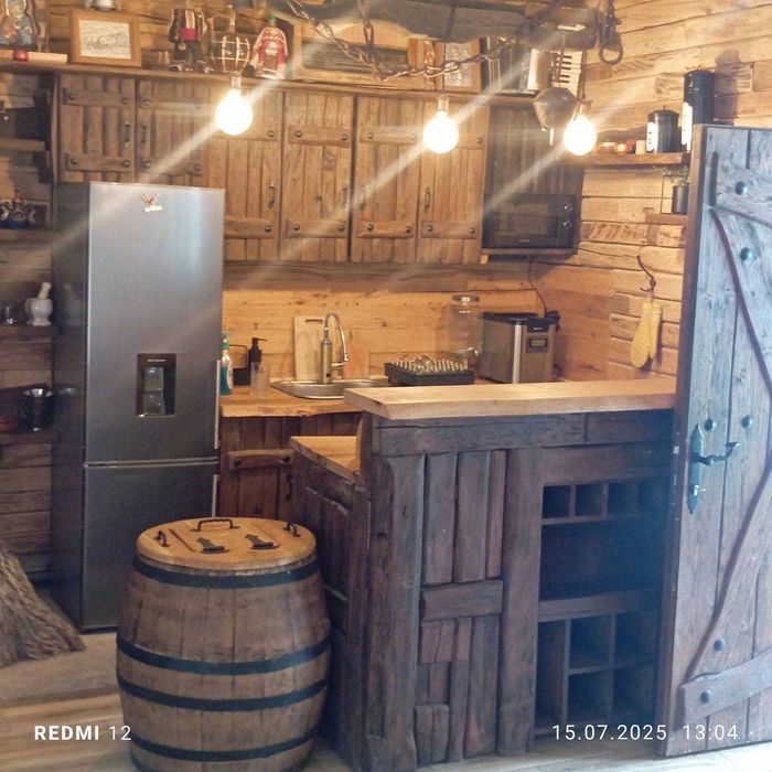 Мебели от стари дъбови греди