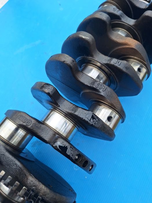 Колянов вал Audi Pasat 1.9tdi 131к като огледало от кола на малко мили