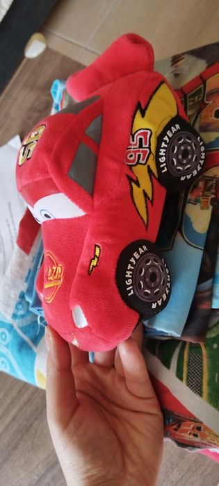 Продавам играчки, дрехи и спално бельо от поредицата Колите на Дисни