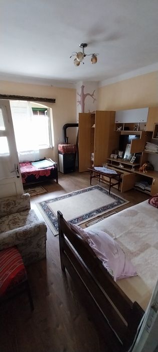 Vând casă pe curte comună