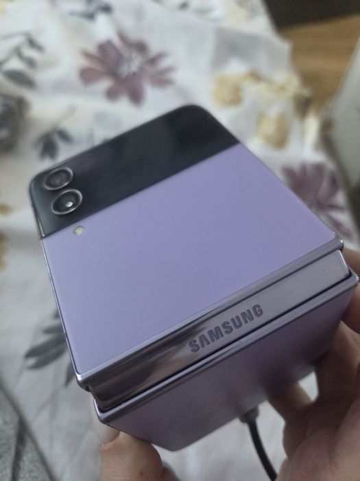 Продавам Samsung flip 4
