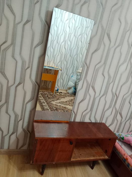 Продаю советский комод с зеркалом