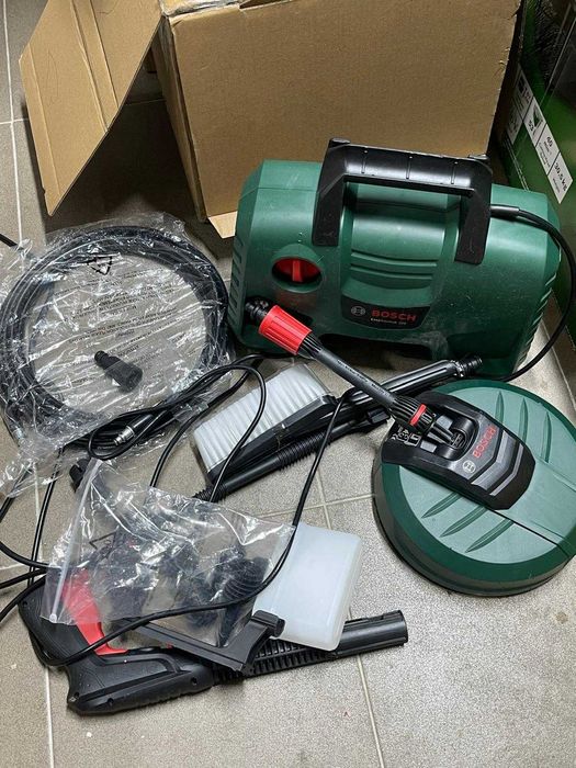 Aparat spalat cu presiune EasyAquatak 120 de la Bosch (1500 W, set pentru uz casnic și auto, 350 litri pe oră, în cutie)