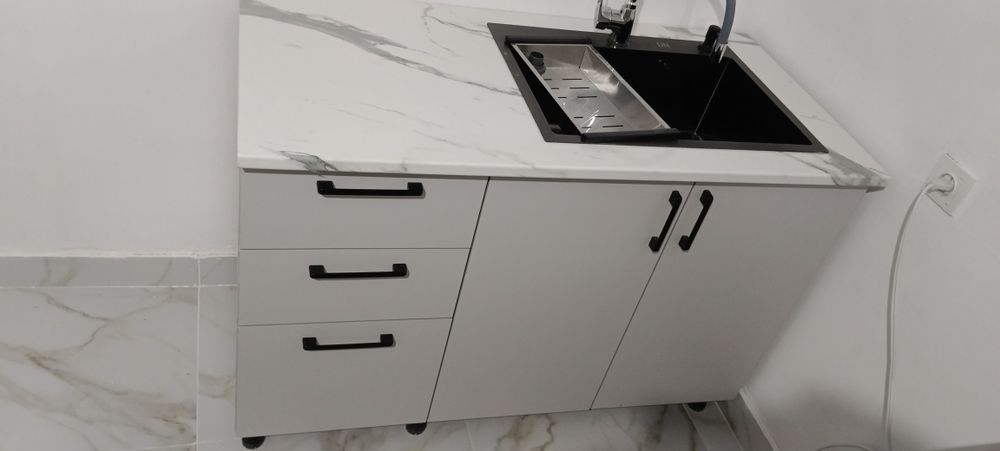 Кухонный шкаф. Табуретка. Кухонная мебель.