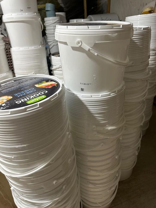 Продам пластиковые ведра из под крем сыра 10л  БУ с крышками