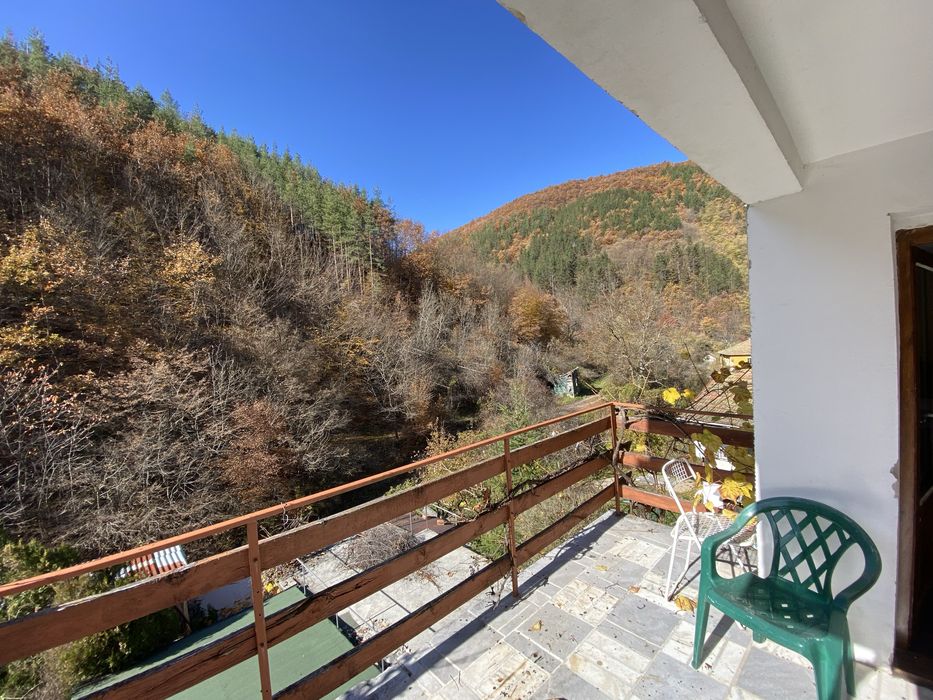 Къща на четири нива с изграден басейн област София