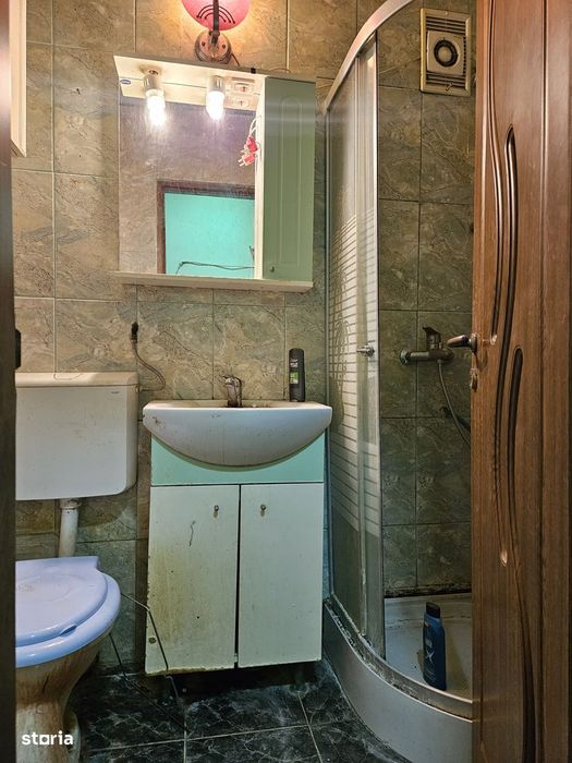 Se vinde imobil cu 3 camere, cu balcon, liber.