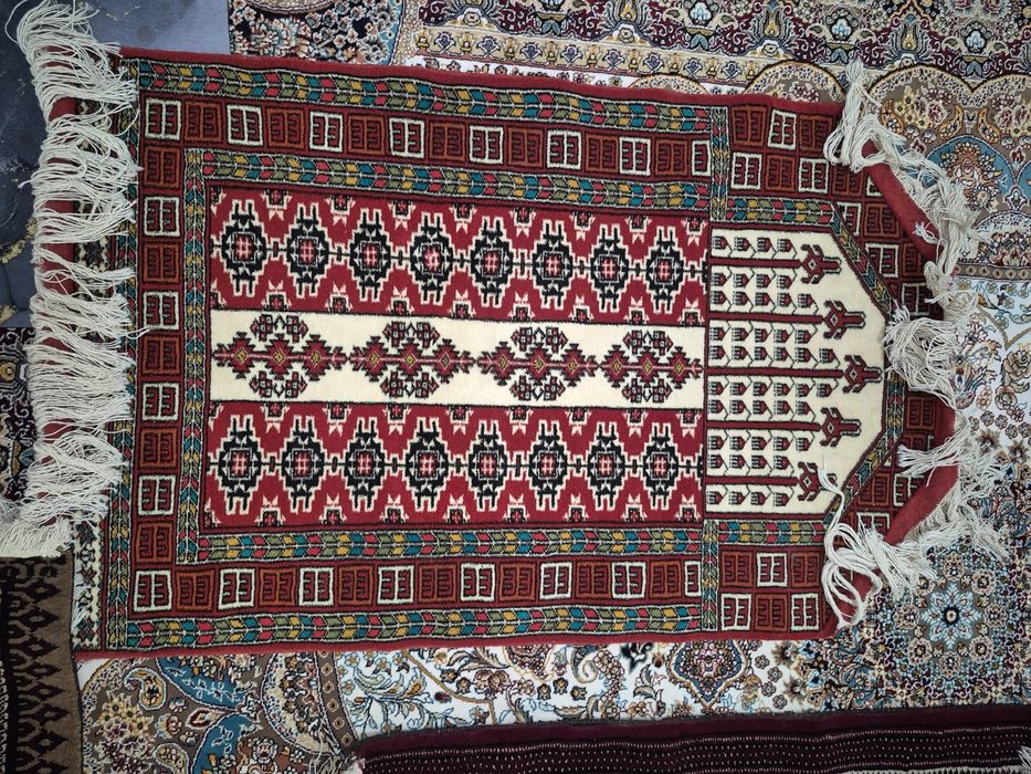 Сандықтар тағы басқа қол өнер сатылады